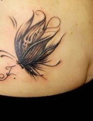 女士手臂上唯美的蝴蝶图腾纹身图案