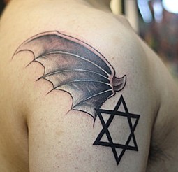 点击大图看下一张：男士手臂上的恶魔翅膀纹身图案