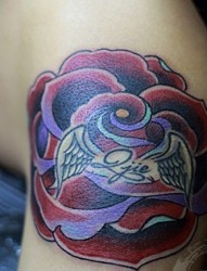 手臂上一朵绚丽的玫瑰花纹身