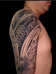 男士手臂一条黑白鲤鱼纹身图案