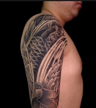 点击大图看下一张：男士手臂一条黑白鲤鱼纹身图案