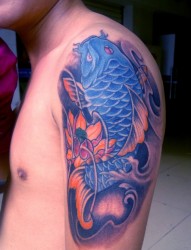 蓝色锦鲤和莲花的手臂纹身图案