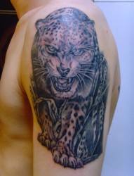 凶猛的花豹上臂纹身图案