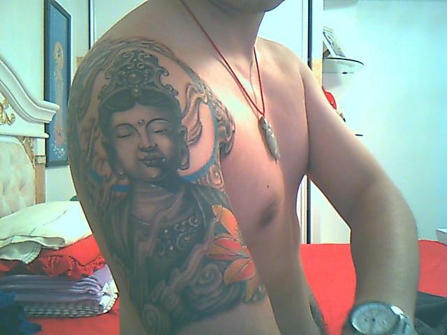 点击大图看下一张：上臂的菩萨纹身