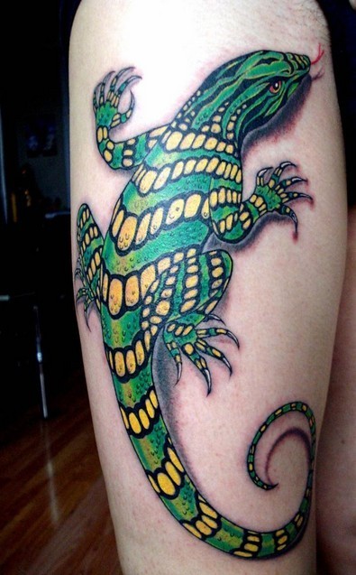点击大图看下一张：男士手臂个性绿色蜥蜴刺青图案