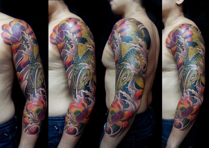 点击大图看下一张：男士手臂外侧彩色鲤鱼花臂纹身图案