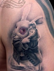 听时钟的兔子纹身图案