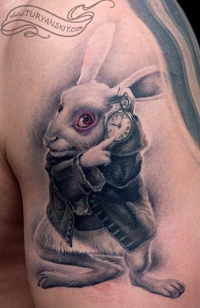 点击大图看下一张：听时钟的兔子纹身图案