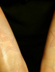 适合情侣的手臂五角星纹身刺青