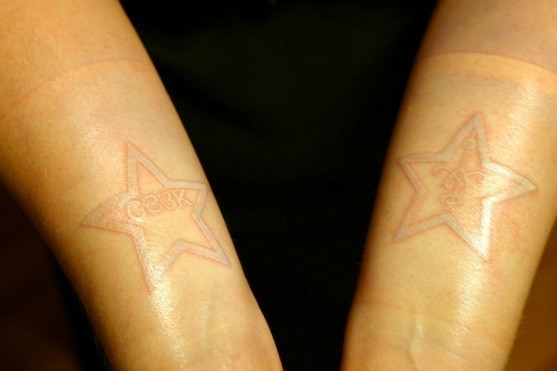 点击大图看下一张：适合情侣的手臂五角星纹身刺青