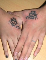 男女情侣手部黑白凤凰与龙纹身图案