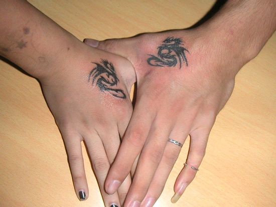点击大图看下一张：男女情侣手部黑白凤凰与龙纹身图案