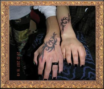 点击大图看下一张：男女情侣手部黑白凤凰与龙纹身图案图2