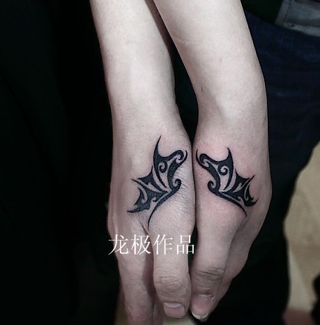 点击大图看下一张：男女情侣手部黑白凤凰与龙纹身图案图4