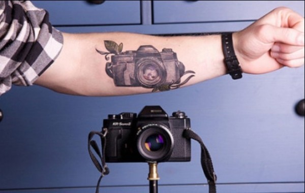 点击大图看下一张：男人手臂照相机刺青