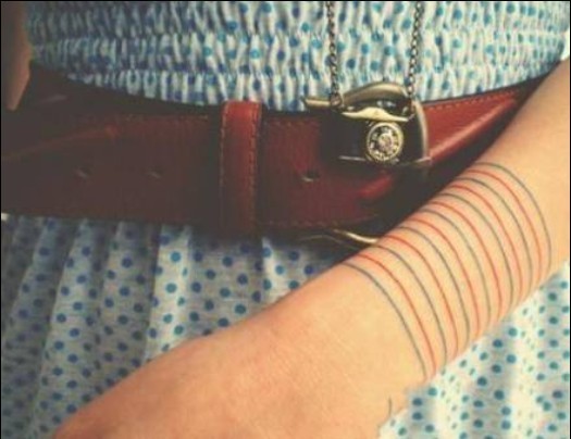 点击大图看下一张：女性手臂唯美彩色线条时尚刺青