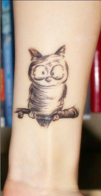 点击大图看下一张：手臂黑白个性猫头鹰可爱刺青