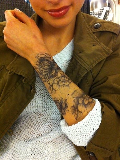 点击大图看下一张：手臂上一款淡色的花朵纹身