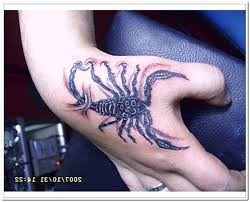 点击大图看下一张：虎口上霸气的蝎子纹身