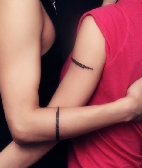 点击大图看下一张：情侣手臂黑白个性字符时尚刺青