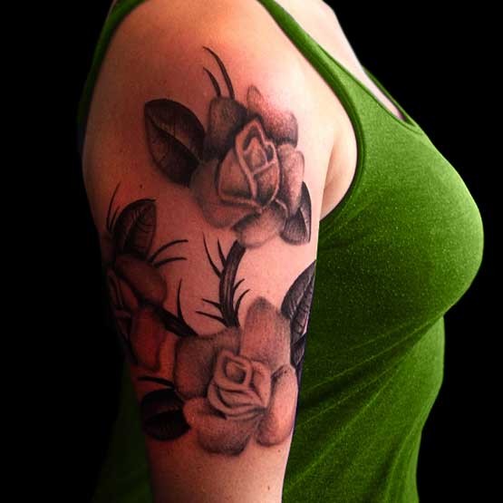 点击大图看下一张：女性手臂时尚的花朵纹身