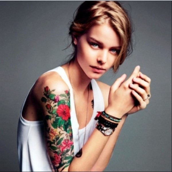 点击大图看下一张：欧美女性手臂彩色花刺青