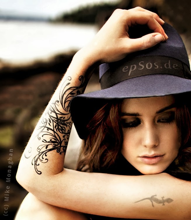 点击大图看下一张：女性手臂漂亮的花藤纹身