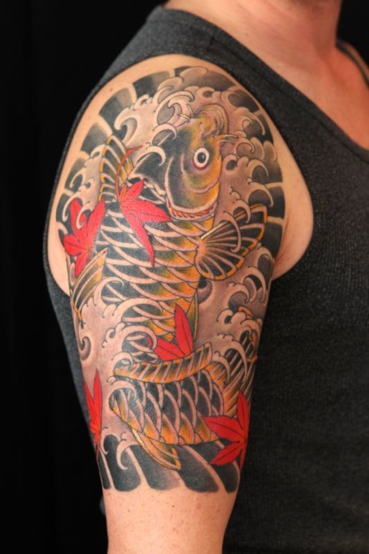 点击大图看下一张：手臂上的吉祥物鲤鱼纹身