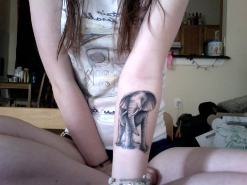 点击大图看下一张：手臂上一款大象纹身