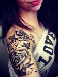 女性手臂上的花朵纹身图案