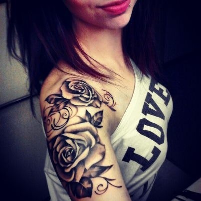 点击大图看下一张：女性手臂上的花朵纹身图案