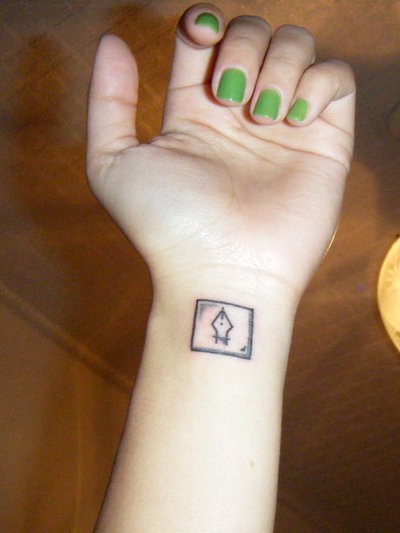 点击大图看下一张：女性手臂独特字符刺青