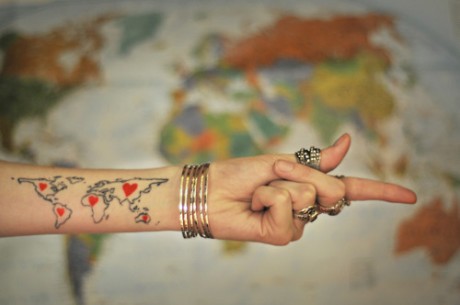点击大图看下一张：女性手臂世界地图刺青