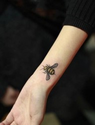 女性手臂蜜蜂刺青