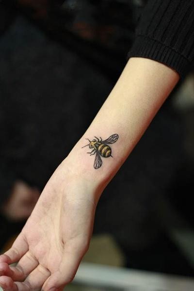 点击大图看下一张：女性手臂蜜蜂刺青