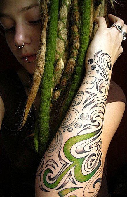 点击大图看下一张：女生手臂上彩色图腾纹身