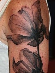 手臂时尚的花朵纹身