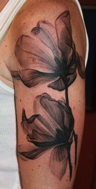 点击大图看下一张：手臂时尚的花朵纹身
