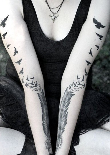 点击大图看下一张：女性手臂羽毛小鸟刺青