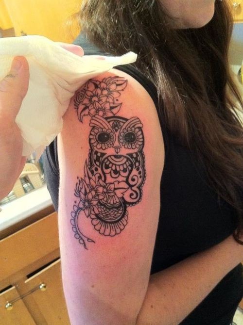 点击大图看下一张：大臂上漂亮的猫头鹰纹身