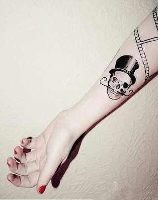 点击大图看下一张：女性手臂时尚的骷髅刺青