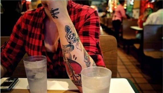 点击大图看下一张：男人手臂彩色图腾欧美刺青