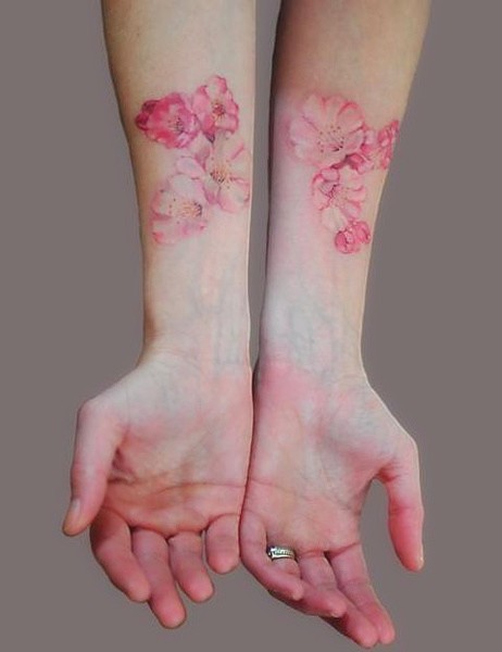 点击大图看下一张：女性手臂彩色桃花3D刺青