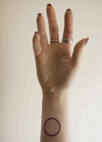 点击大图看下一张：女性手臂圈圈图形刺青