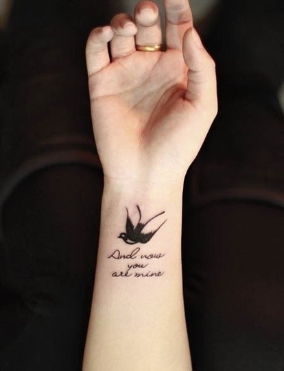 点击大图看下一张：女性手臂燕子英文刺青