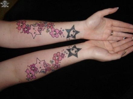 点击大图看下一张：女性手臂一串星星刺青