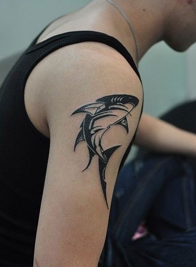点击大图看下一张：手臂上帅气的鲨鱼纹身