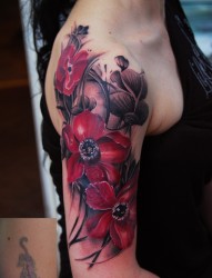 手臂上一款漂亮的红色花朵纹身