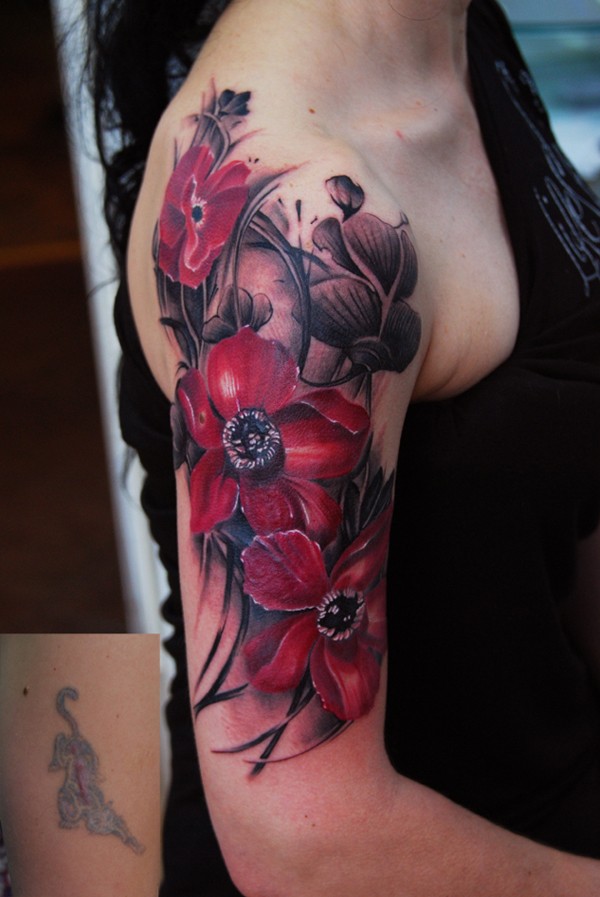 点击大图看下一张：手臂上一款漂亮的红色花朵纹身