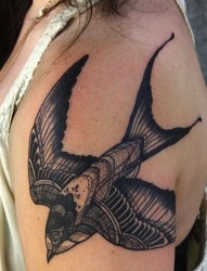 女性大臂上一款黑白燕子纹身